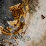 ...desolazione rotta dal soffitto, che conserva una decorazione dorata, testimonianza di una gloria ormai lontana